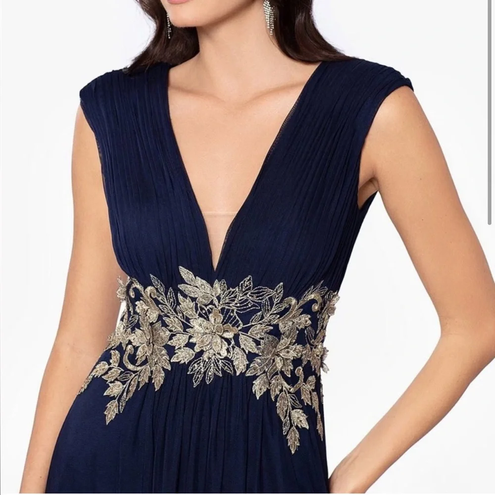 NWT Betsy & Adam Casey Long Chiffon V-Neck Floral Applique Bodice Gown Navy/... - Picture 2 of 5